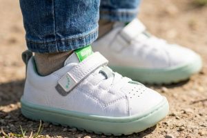 Calzado respetuoso para bebés: cómo elegir la primera zapatilla paso a paso (tallas, suela y materiales)